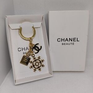 Novelty Gold Key Holder with Iconic Charms